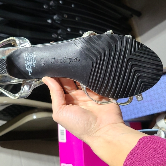 Womens silver low heels - Picture 2 of 3